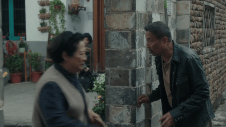 起初以为喻静香拿知冬彩礼买手镯是偏心，看完整剧才懂。镯子能变现，是她为明珠在婆家