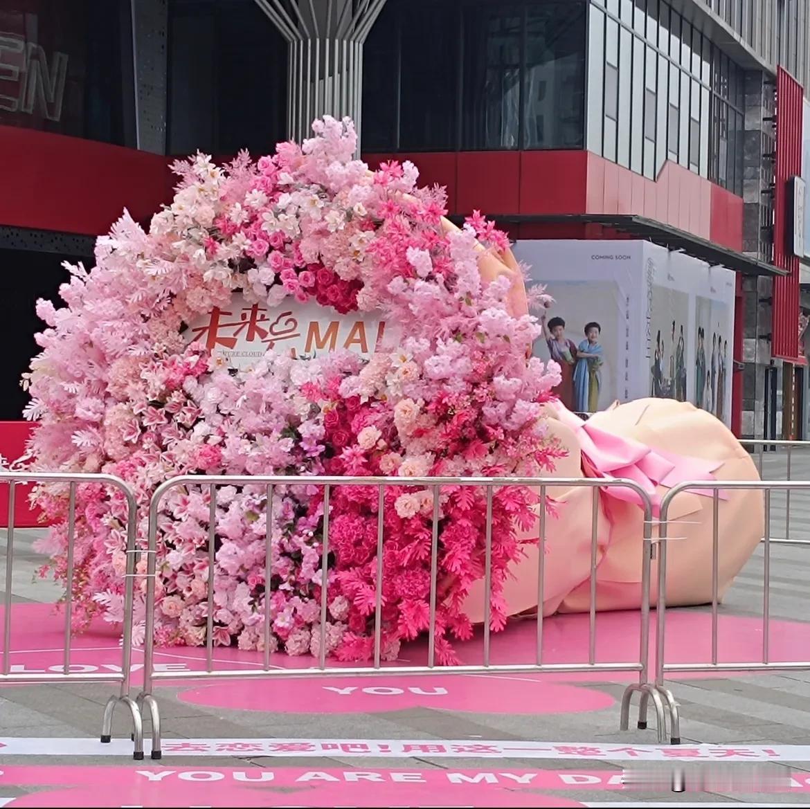 520巨型花束 亮相株洲街头 未来云、意法、大汉悦中心、王府MALL 你喜欢哪一