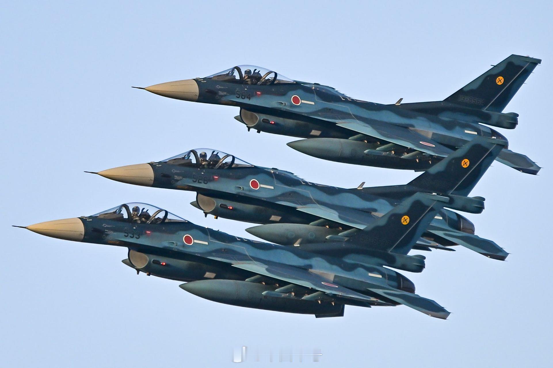 【日本一架F2战斗机坠毁飞行员跳伞逃生】据日本航空自卫队消息，当地时间7日12时