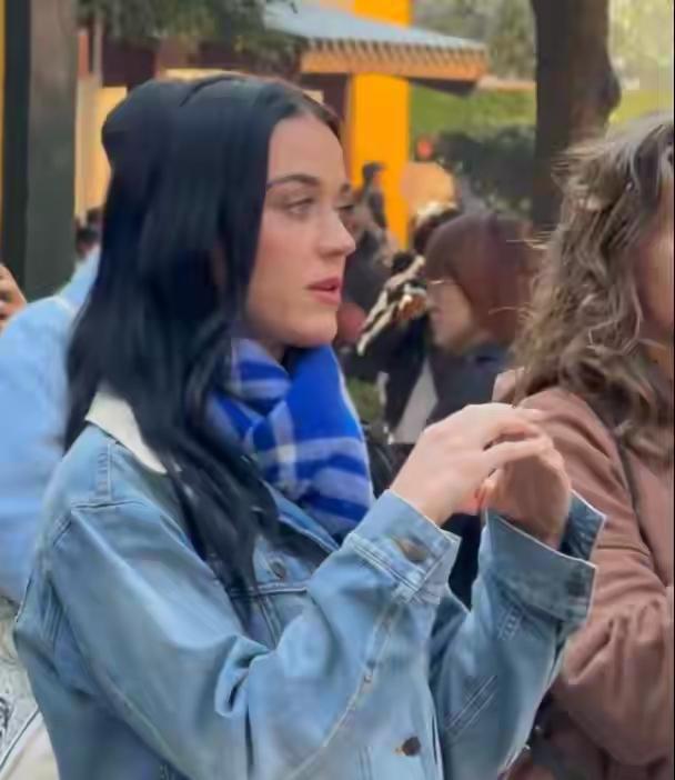 水果姐也来灵隐寺许愿了！41岁Katy Perry牛仔套装现身杭州，状态超能打?