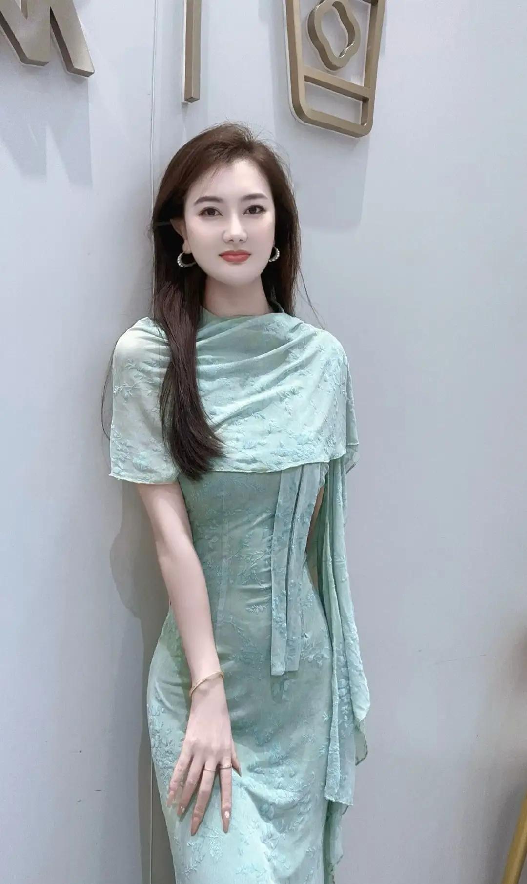 身形线条太美了，这位美女的美你来形容！