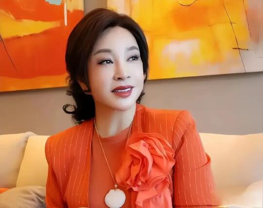 主持人问刘晓庆:“你现在一个人，无儿无女，会感到孤单吗？”刘晓庆不假思...
