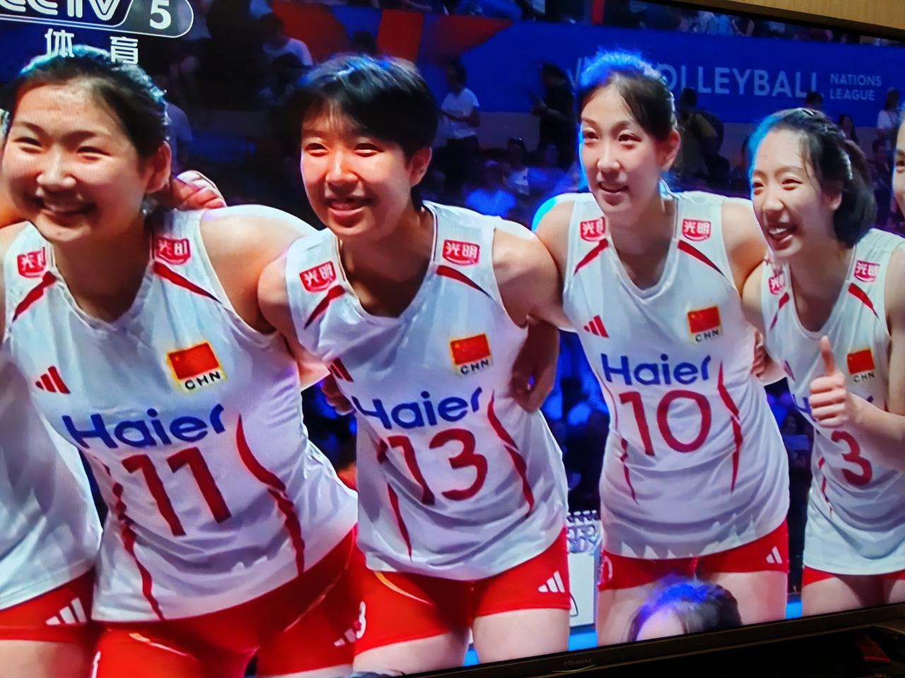 3：2，中国女排在世界女排联赛总决赛战胜美国女排，五局比分分别是：15：25，2