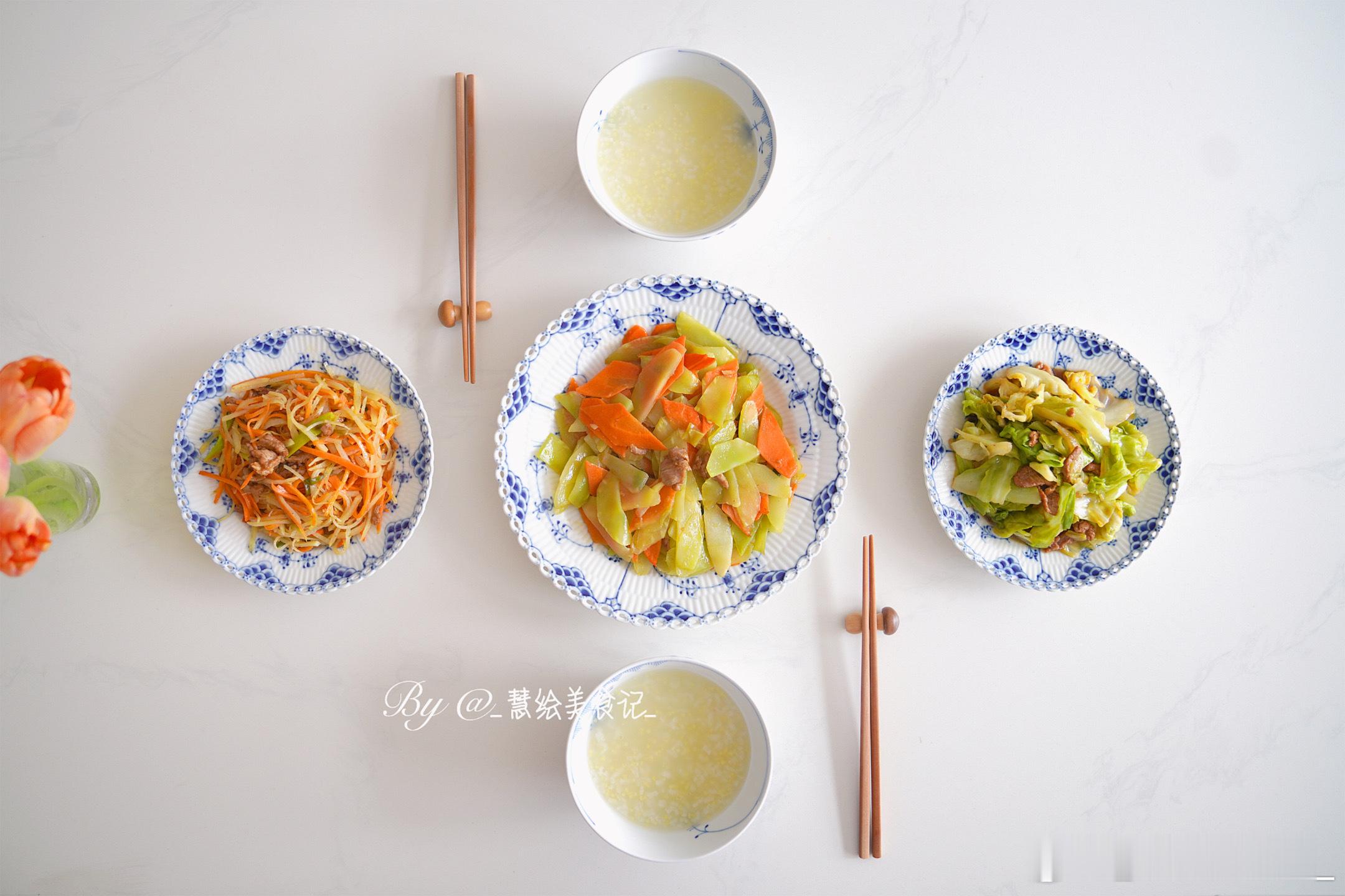周三早餐莴笋胡萝卜炒肉、手撕包菜、土豆丝炒肉、米粥~ ​​​