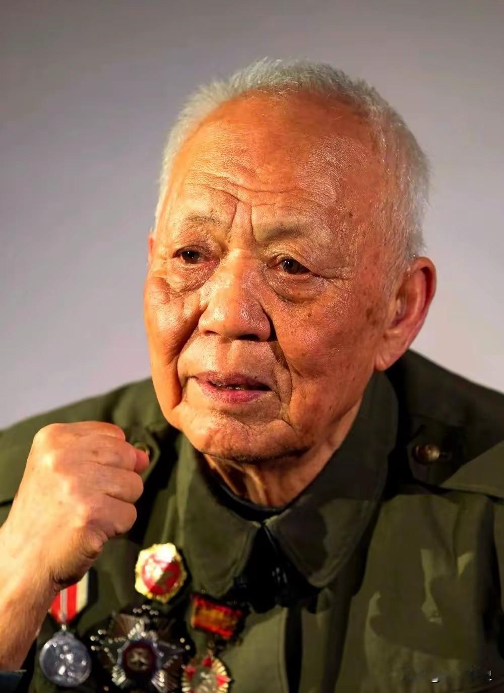 1952年的上甘岭战役中，上百名美国大兵发起冲锋，可守阵地的只剩下一个新兵，惊慌