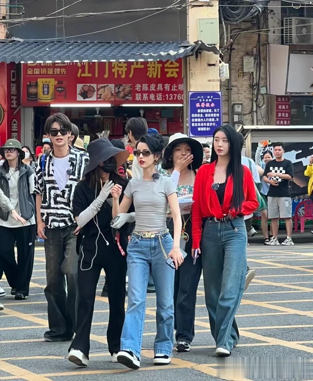 明星与你长相有啥区别？无非是穿的大胆，滤镜多一点。
其实大家放在一起都一样，甚至