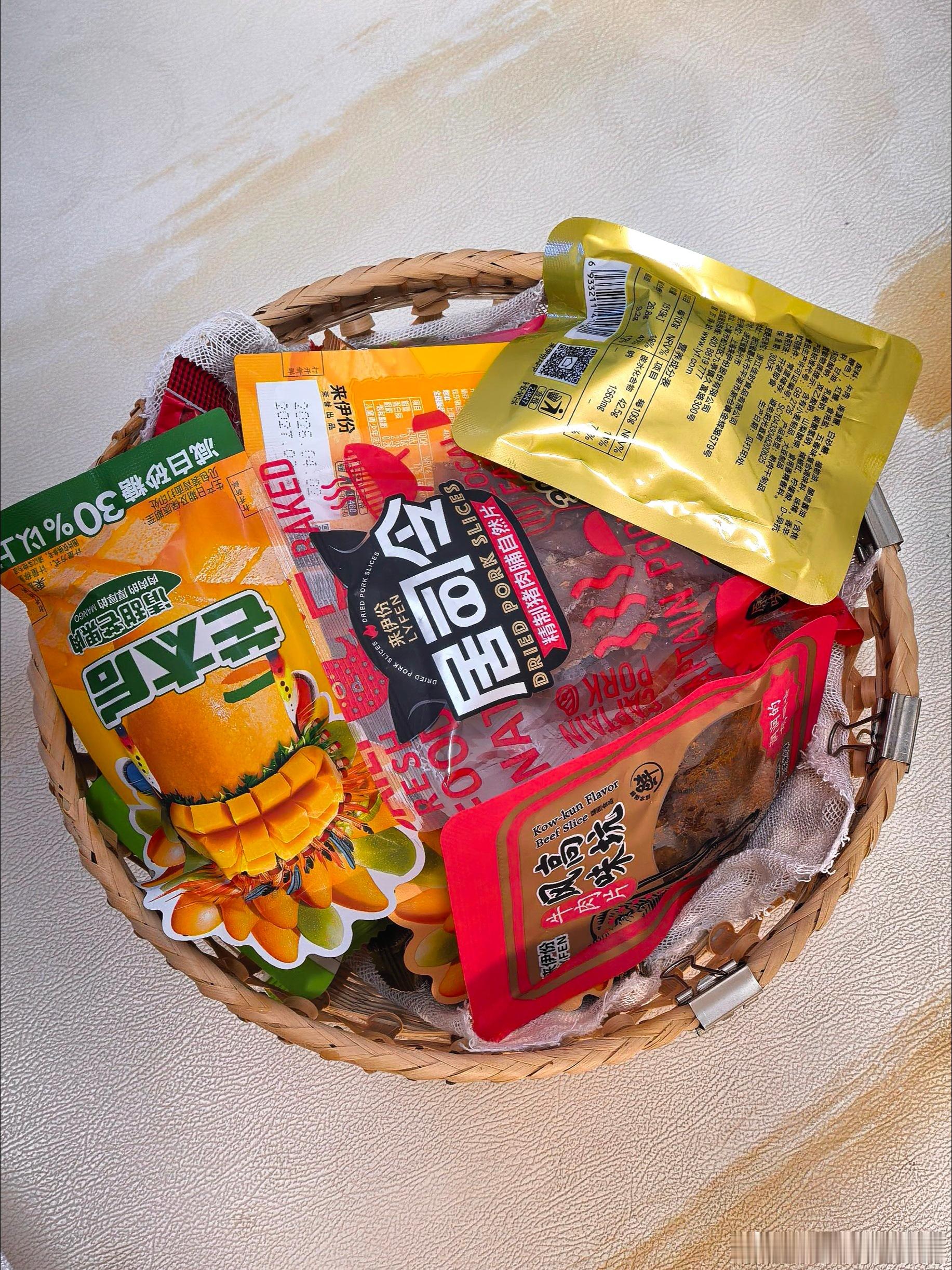 小时候，有零食吃，可以不吃饭。现在，面对零食，却兴趣缺缺。** 真是老了！ 