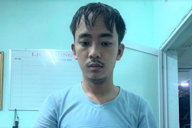 越南一男子因自己的狗与别人的狗咬架吃亏，开枪听响吓唬对方，被逮捕。
开枪男子承认