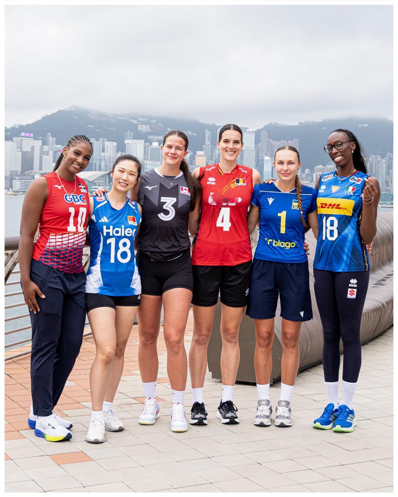【王梦洁代表中国女排亮相香港峰会】
世界女排联赛香港站队长峰会
中国女排自由人吴