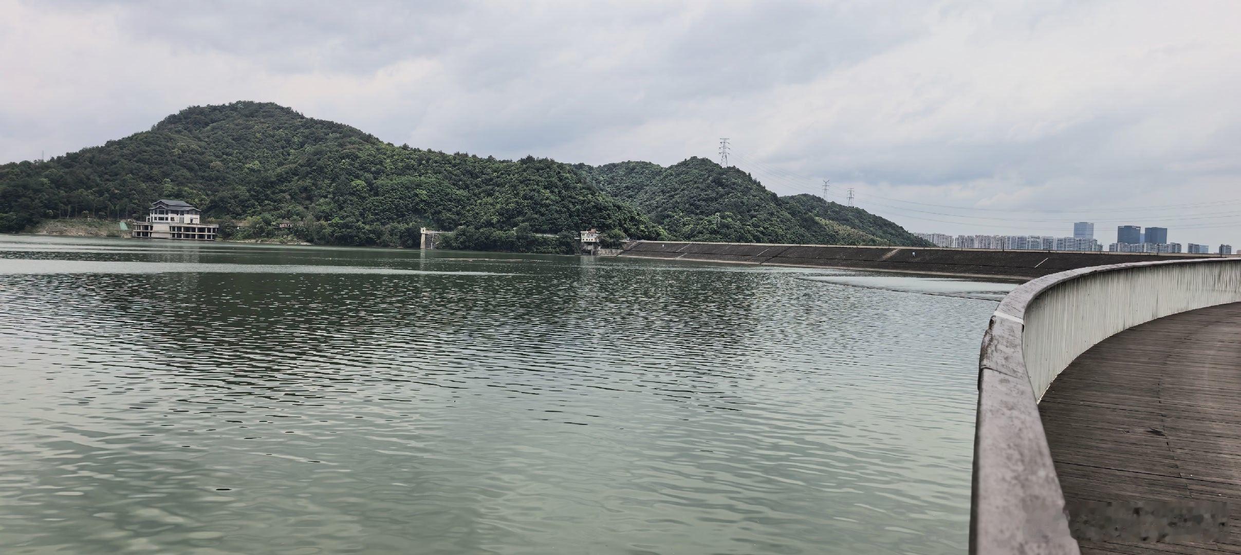 巽水道夹长岸，风水以为巽卦。两河汇流，水流清澈，以为吉利。水聚财聚，大吉大利。我