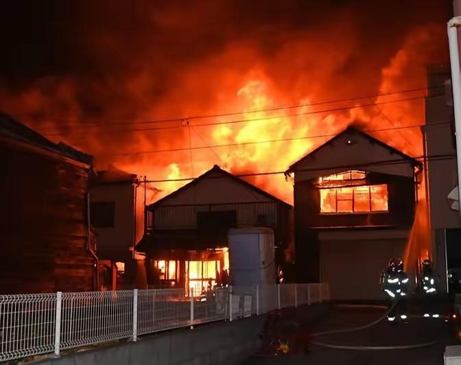 这次日本是真“火”了！

就在日本女首相高市早苗在中、俄、朝、韩甚至联合国“火”