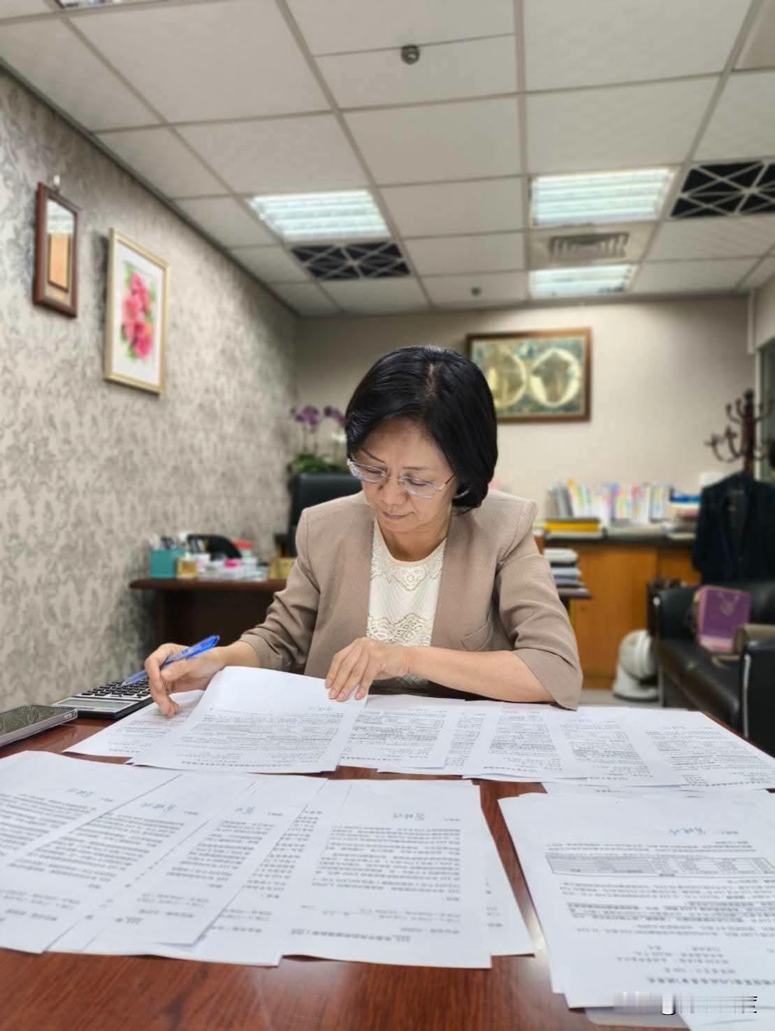 壮哉，翁晓玲不惧绿营围剿，不惧绿暐瀚骂街，今天120份提案送出：集中三民自砍13