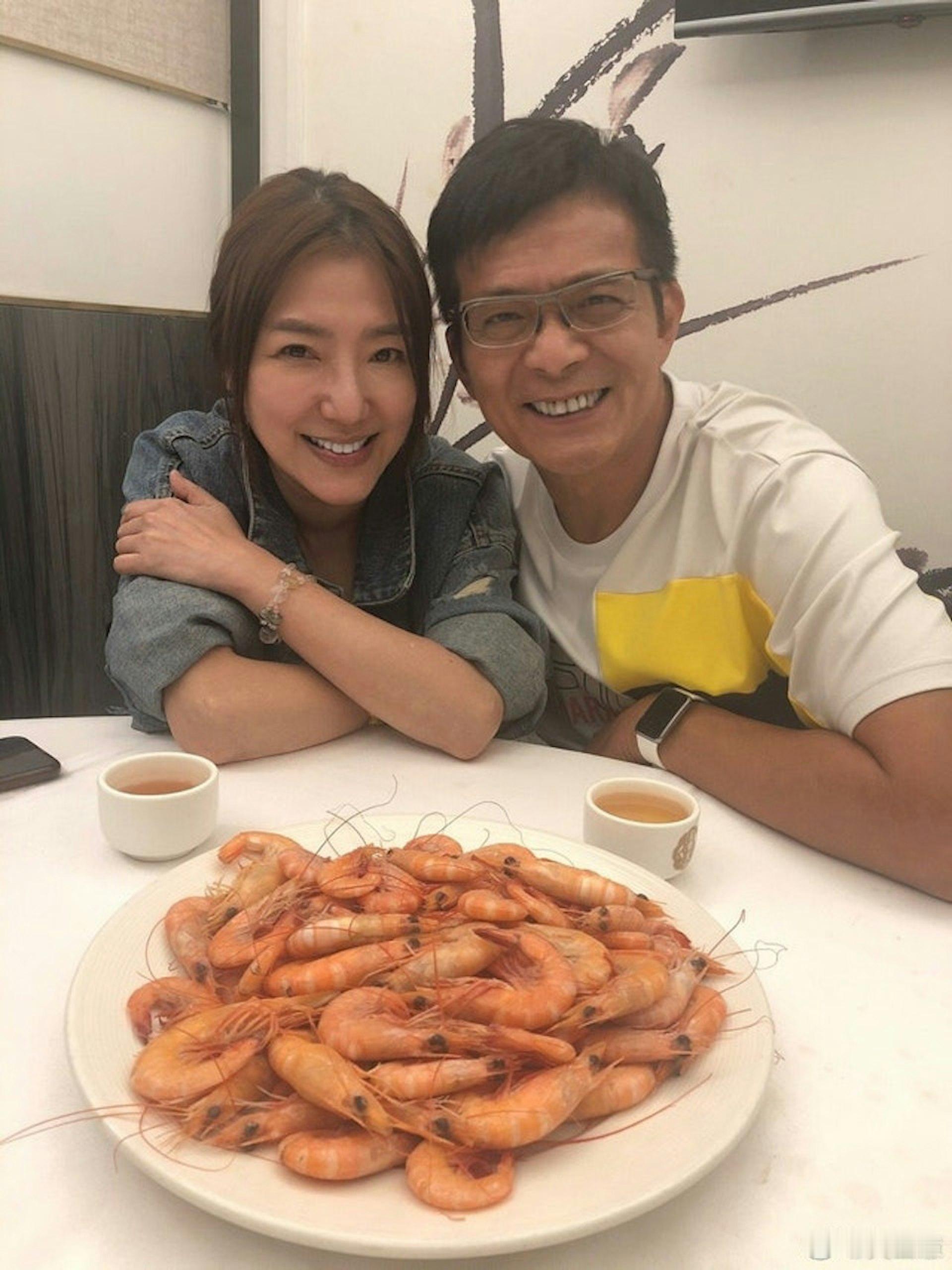 现年 64 岁的黄日华是圈内出名的重情汉子，爱妻梁洁华于 2020 年因病离世后