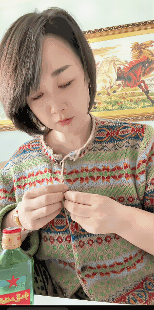 女子不知是不是平时总在喝酒，若不是在喝酒，会不会就是在去喝酒的路上？
不过，这男