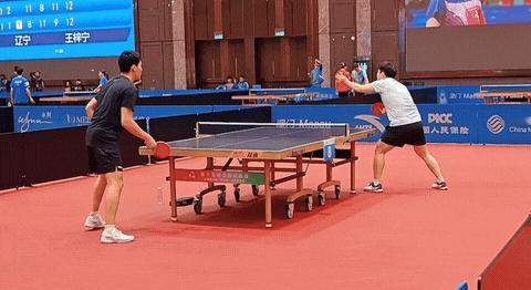 20251112樊振东正在和孙闻进行赛前热身训练！
原来昨天两个是在约今天的训练