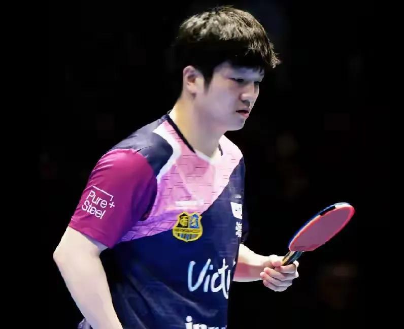 国乒伦敦刚夺冠，樊振东欧冠遭遇滑铁卢，苦战大勒布伦零比三惨败
北京时间5月17日