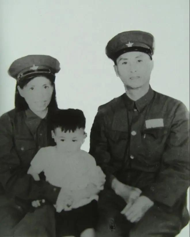 1941年，谢育才夫妇被抓，在狱中，他的妻子生下一儿子，为了逃出去，夫妻二人狠心