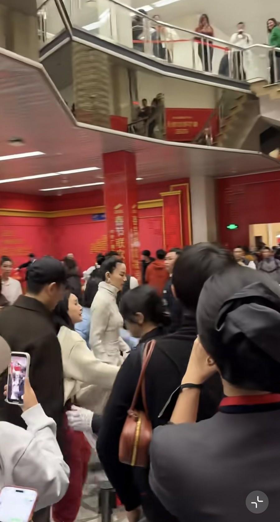 王菲春晚表演后，退场时在后台表情严肃，嘴角下垂，似乎对自己的表演不满意!

2月