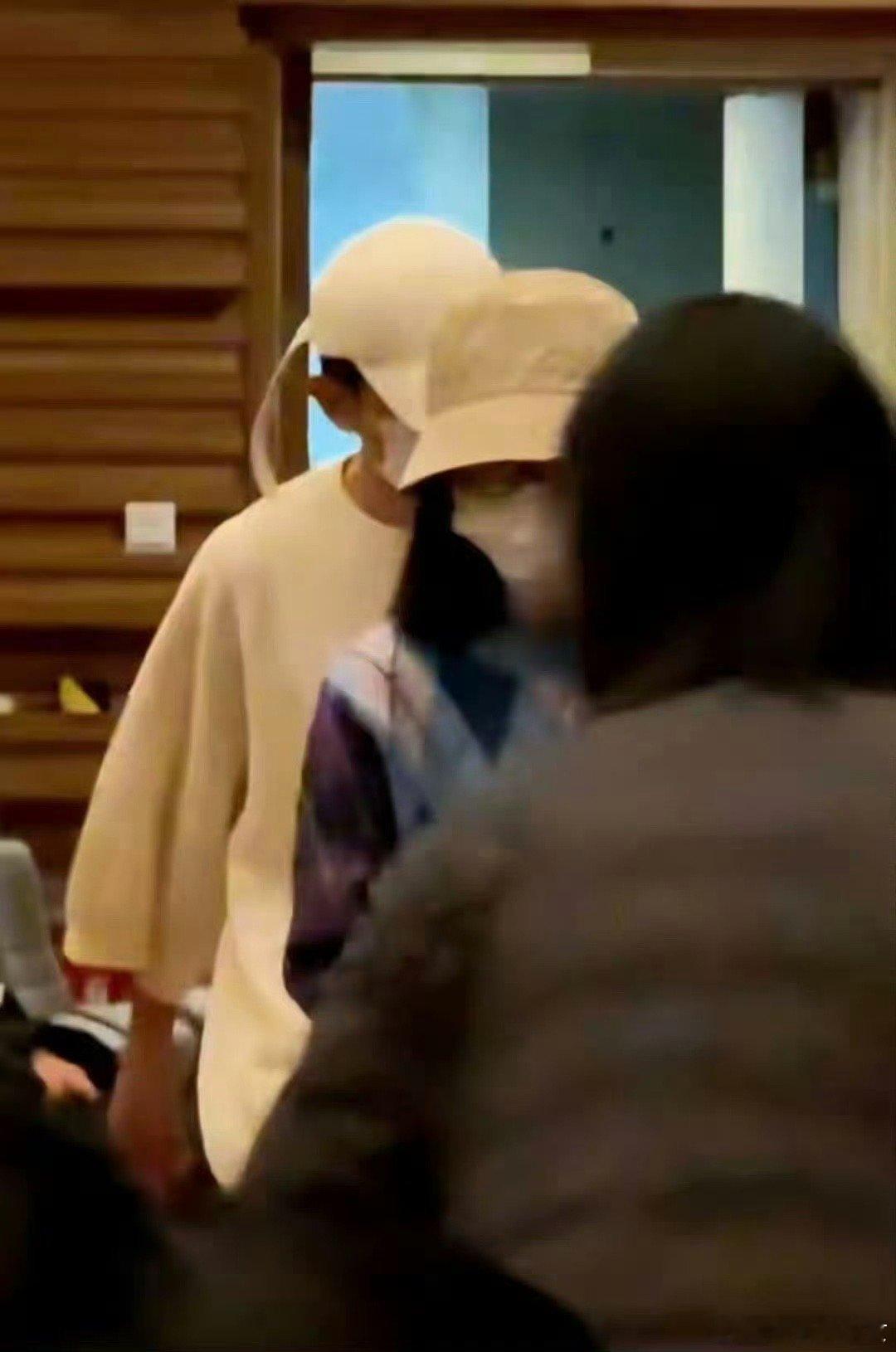 偶遇张杰谢娜看舞剧张杰谢娜戴着白色情侣帽一同观看舞剧《牡丹亭》，好像热恋中的小情