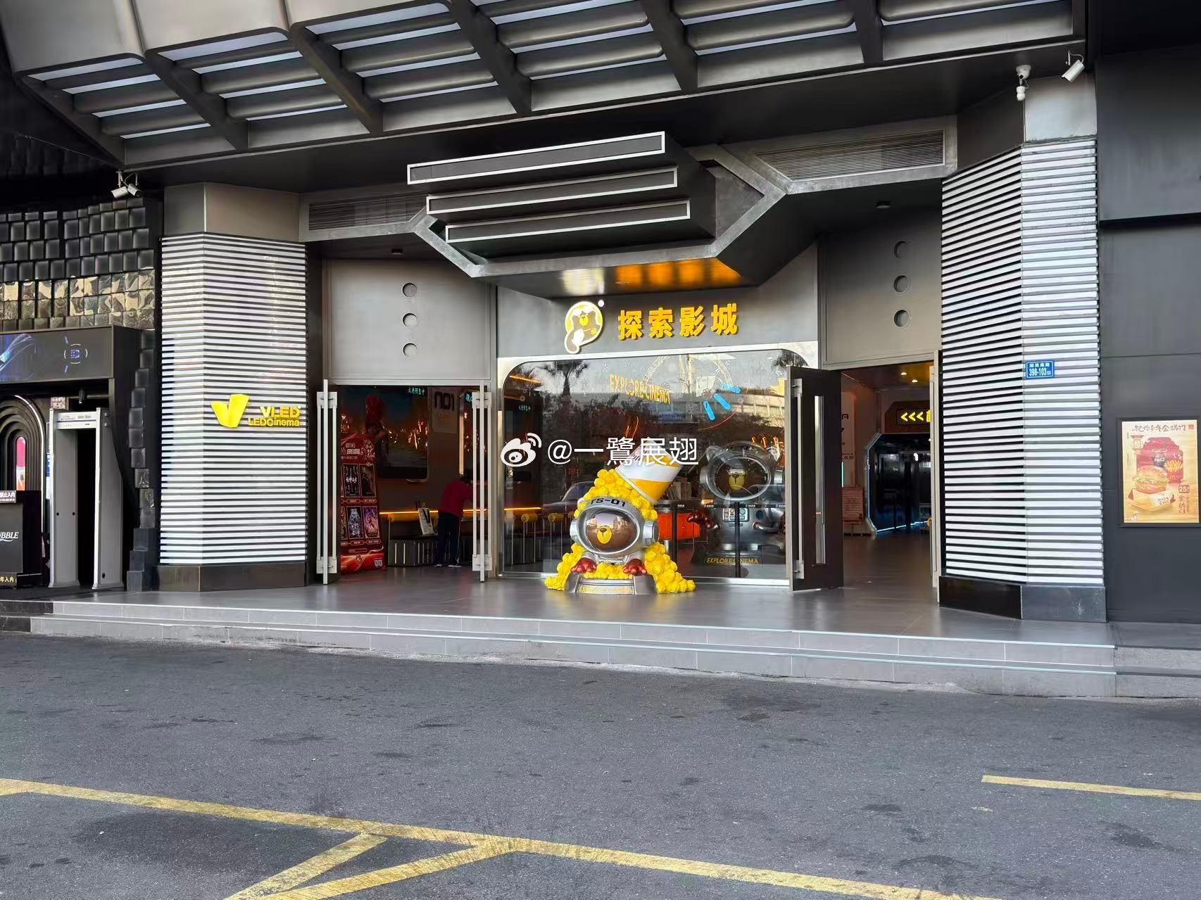 厦门商业 福建省首块VLED电影屏于2月12日在莲坂国贸正式启用。 厦门·厦门探