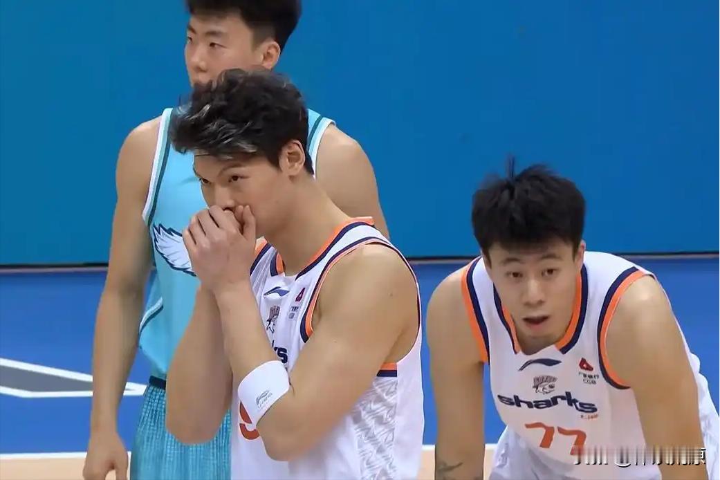 王哲林11中10，豪取八连胜，联赛登顶

随着上海队90比73大胜青岛队之后，上