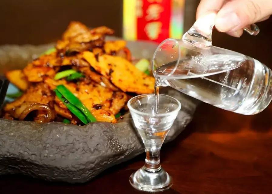 广东4名小伙去成都游玩，人均100点6菜2瓶酒，直呼：这趟太值了！


四川作为