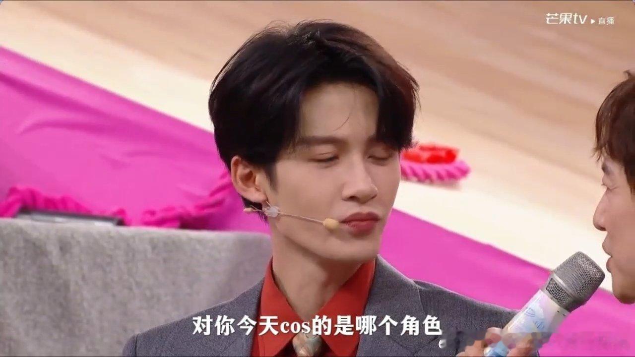 檀健次cos尹天仇 檀健次把尹天仇的那种草根韧劲演活了，灰西装红衬衫的复古港风造