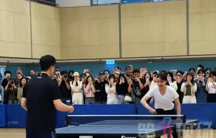 3月20日，奥运六金王马龙亮相香港理工大学体育论坛，霍启刚、郭晶晶全程陪同，现场