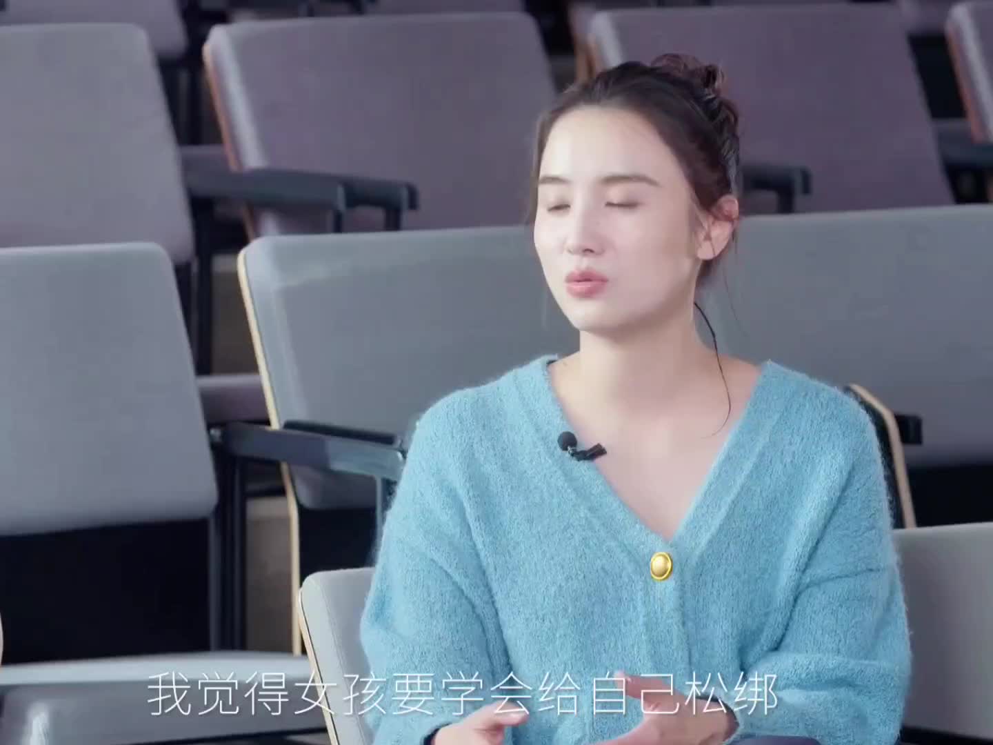 女孩要快乐，运气才好！不要在意别人对自己的看法，做自己就好！