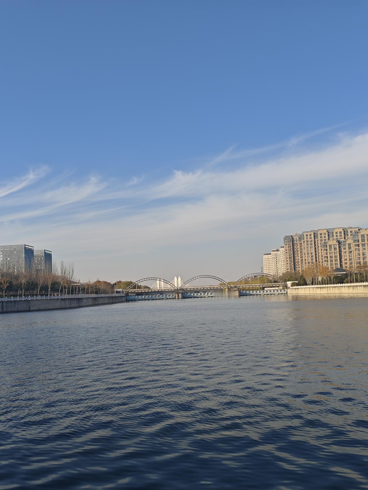 偷来的半日闲
 
昨天一时兴起，湖边慢跑五公里。单当时只觉得浑身舒畅，筋骨都舒展