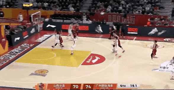 刘传兴为什么不扣篮？关键是他得能扣进去啊！现在，刘传兴的立足完全是身高，加上他能