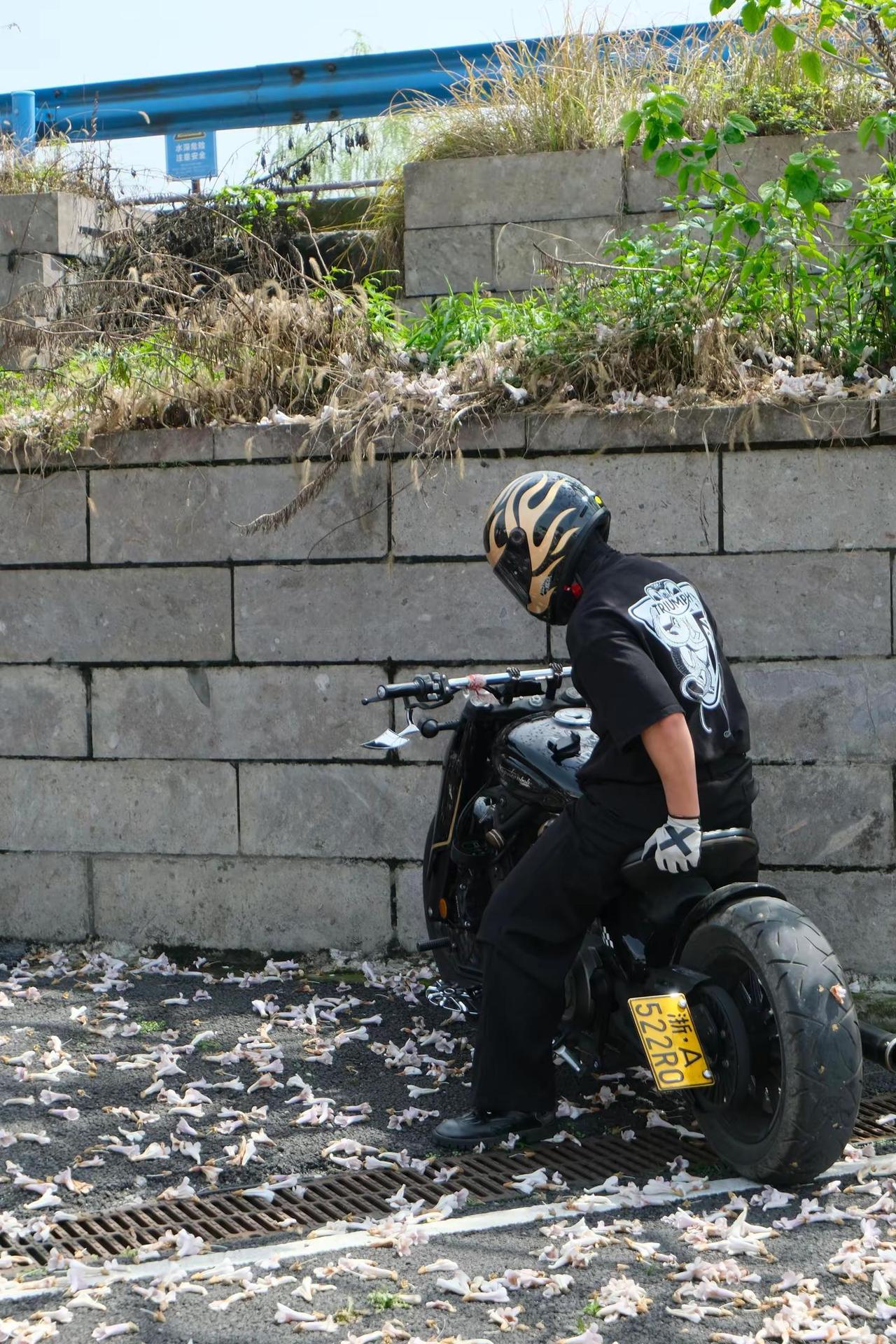 春天了，从房子里走出去，站在阳光里摩托车 机车 正义骑士头盔 头盔