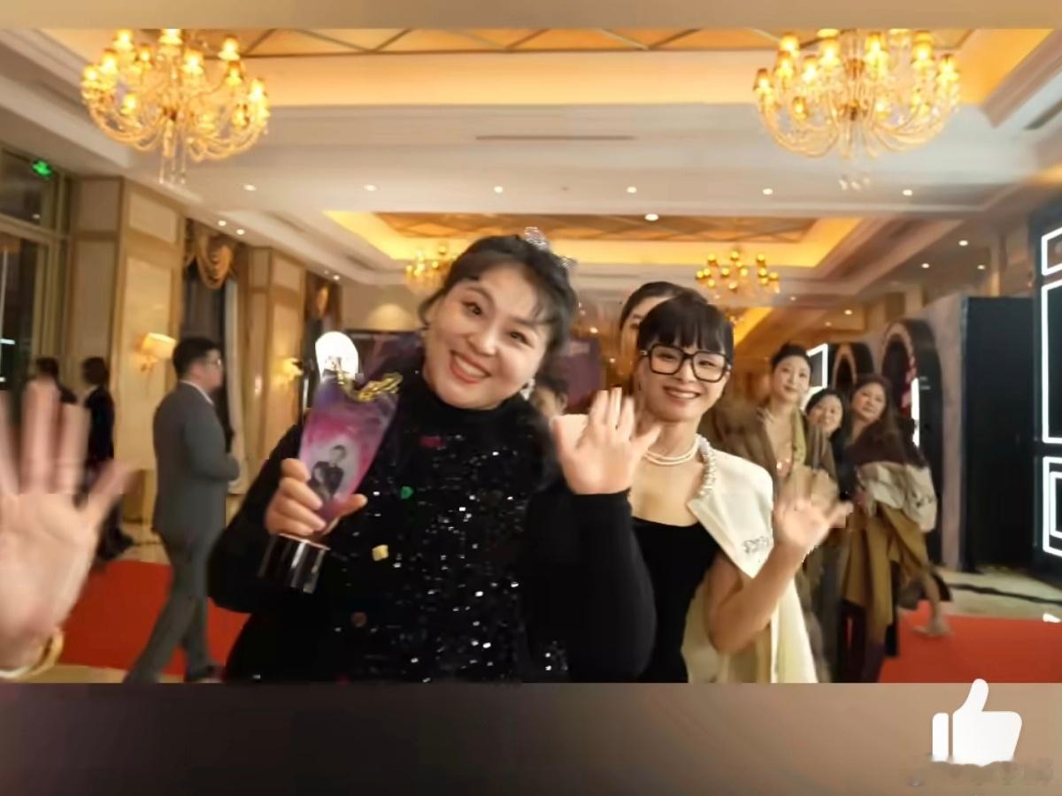 宝藏义乌年  义乌老板娘又华丽丽地出圈了 义乌是全球最大的小商品聚集地之一，这里