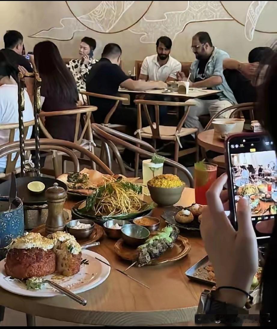 俩印度游客在瑞金二路酒吧撒酒疯，进门就要咖啡，老板直接说你们是来撒酒疯的，接着要