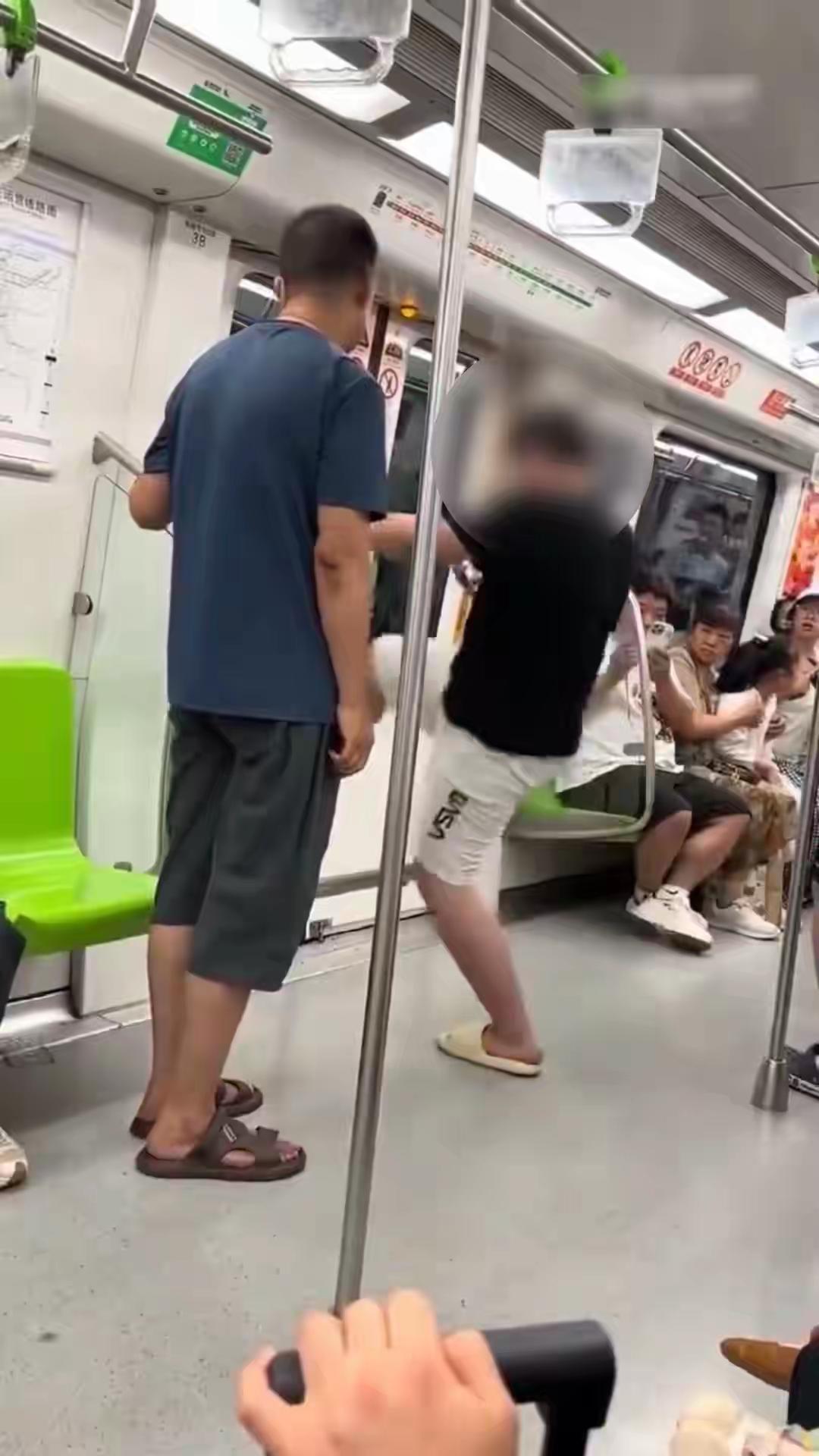 南京地铁车厢内男子情绪失控踹车门
 
8月15日，南京地铁3号线车厢内，一名男子