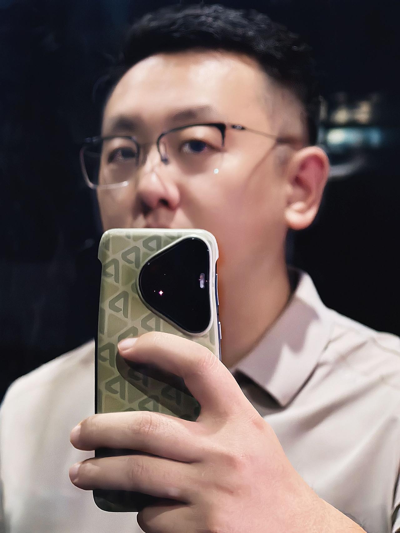电梯里，突然发现自己有点陌生，早已不是曾经那个少年，满眼都是岁月的痕迹，满脸都是