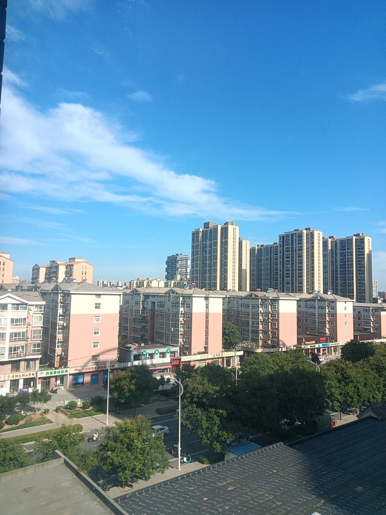 郑州高温不减！！！
7月11日，今天的郑州天气依然晴朗，万里无云。天气预报温度2