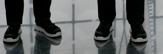 小米实验室的“劳保鞋”，鞋底防静电，鞋尖内置了铁板，防止有东西掉下里砸到脚趾。（