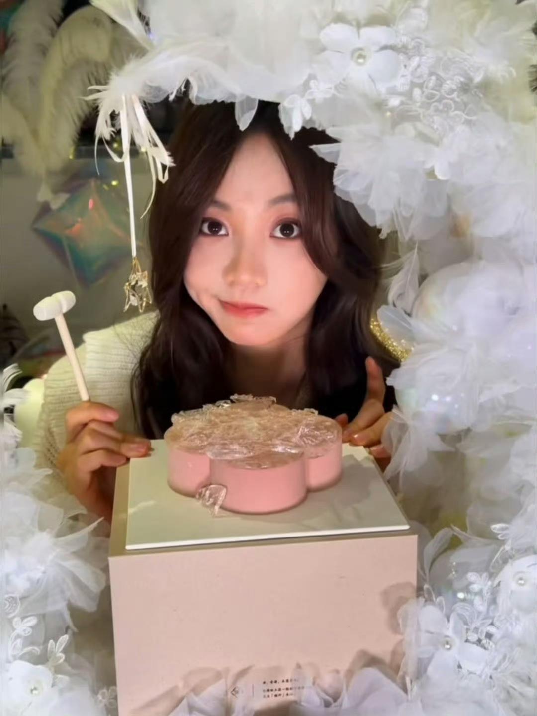 胡意旋直播笑疯全网！插反蜡烛变“81岁大寿”，炫蛋糕速度堪比龙卷风
 
胡意旋的