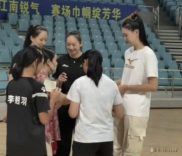 张常宁第一次以领队兼运动员身份参赛！宝宝张常宁这是发福了啊，不仅胖了，也黑了很多