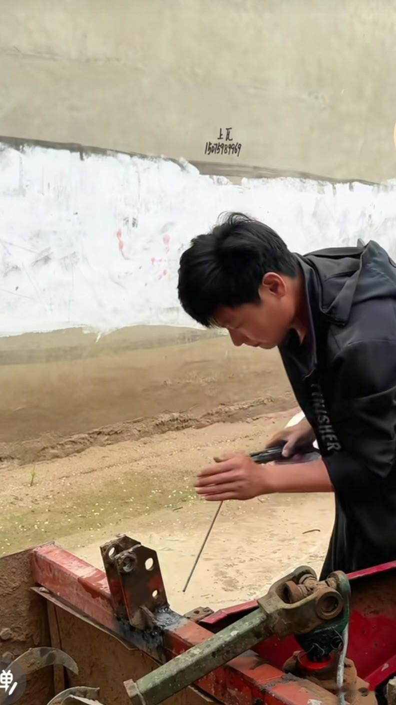 鹏鹏终于出现了，而且是在平平的视频里。

鹏鹏帮平平家修理拖拉机，动作十分娴熟，