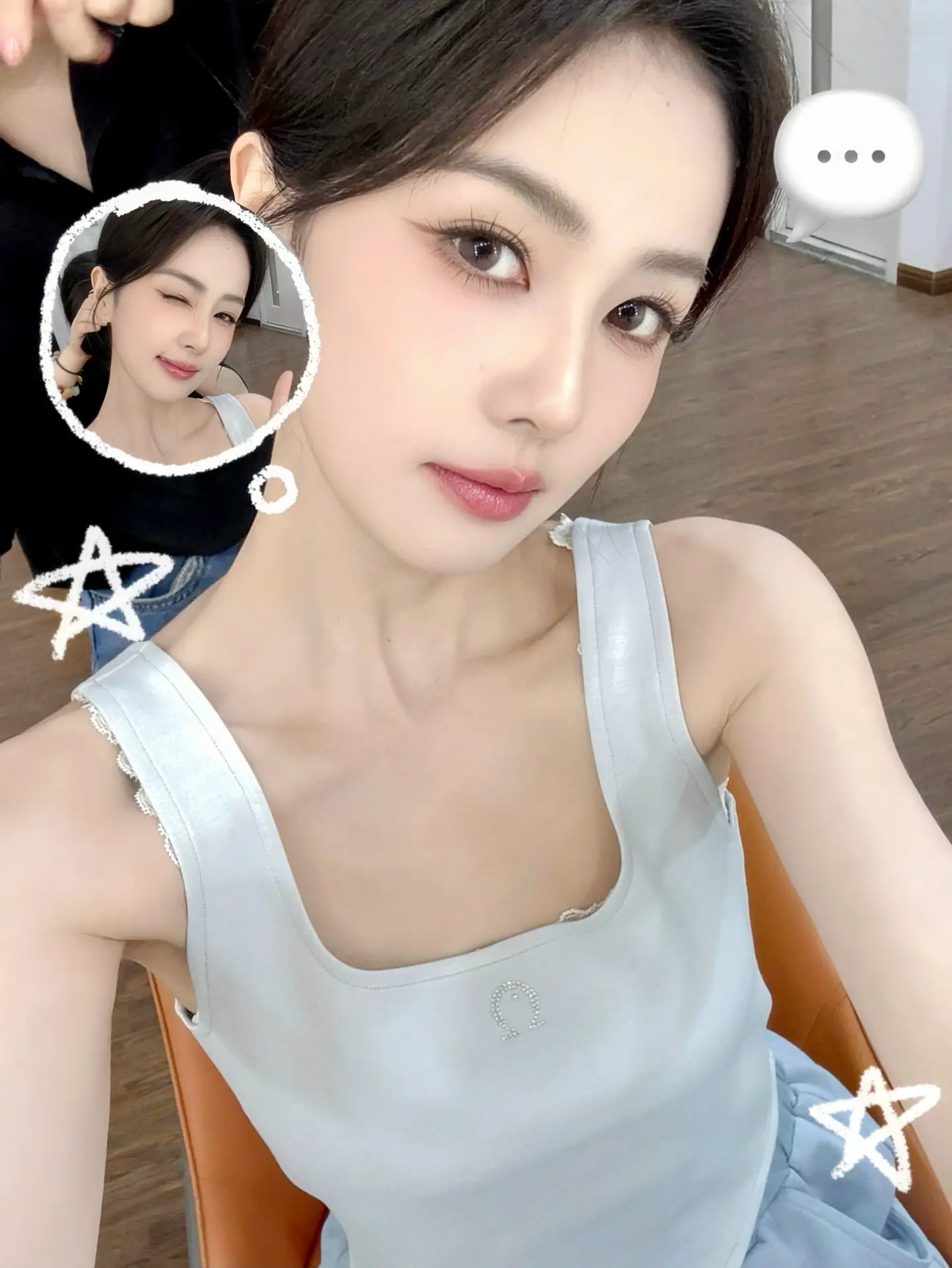 她的笑真的好甜。