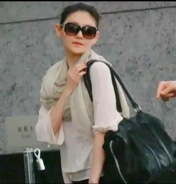 最近，[玫瑰][玫瑰][玫瑰]大S出现在了韩国机场，这是近一年来她首次公开亮相。