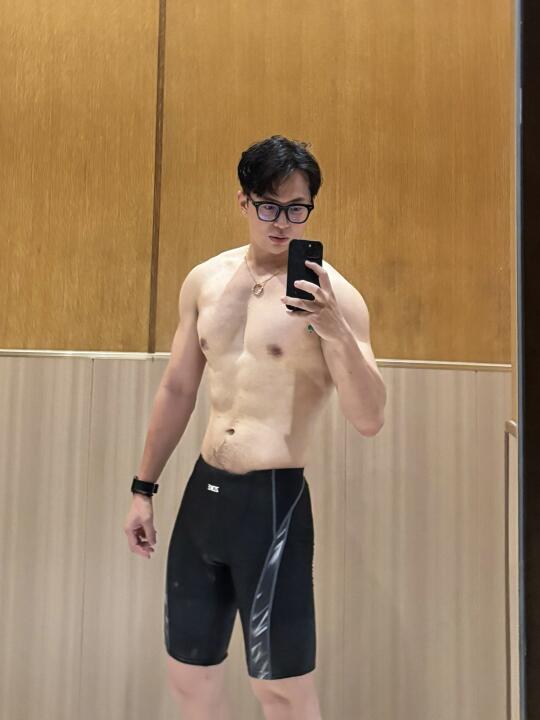 教你怎么边玩手机边游泳🏊