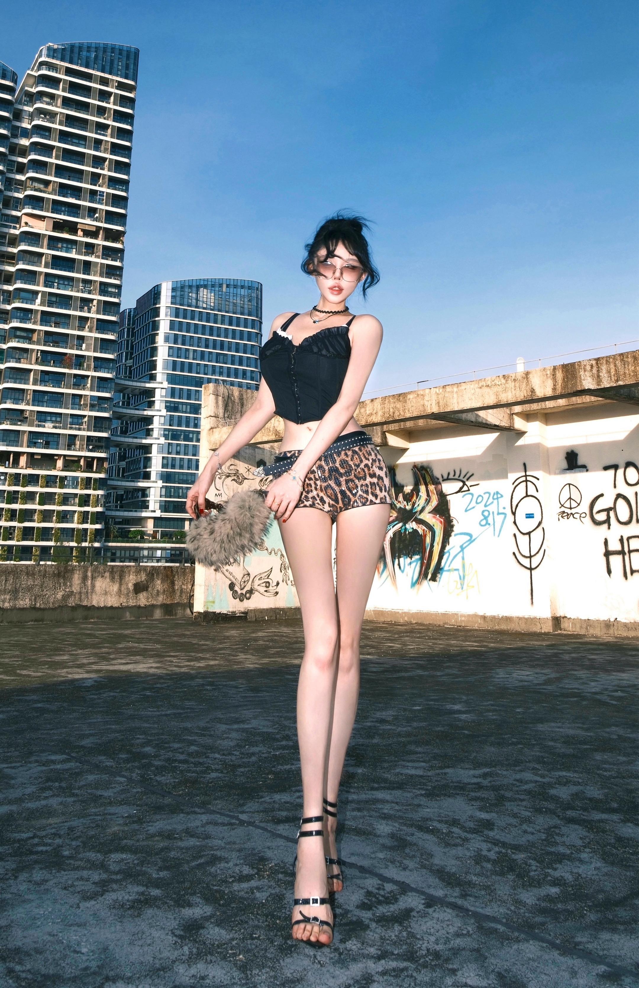 千禧辣妹🌶拿捏姐感的拍照姿势📷。没人知道你最近怎么过的，不需要诉说...