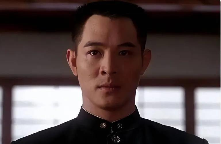 原以为李连杰眼中的英雄是像黄飞鸿那样武功高强、匡扶正义的大侠。可他却认为，真正的