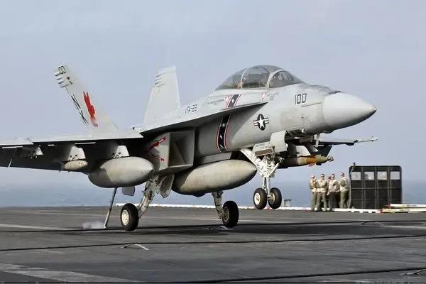 美国一架大黄蜂战机被击落。
22号晨，红海地区从美国杜鲁门号航母起飞一架大黄蜂战