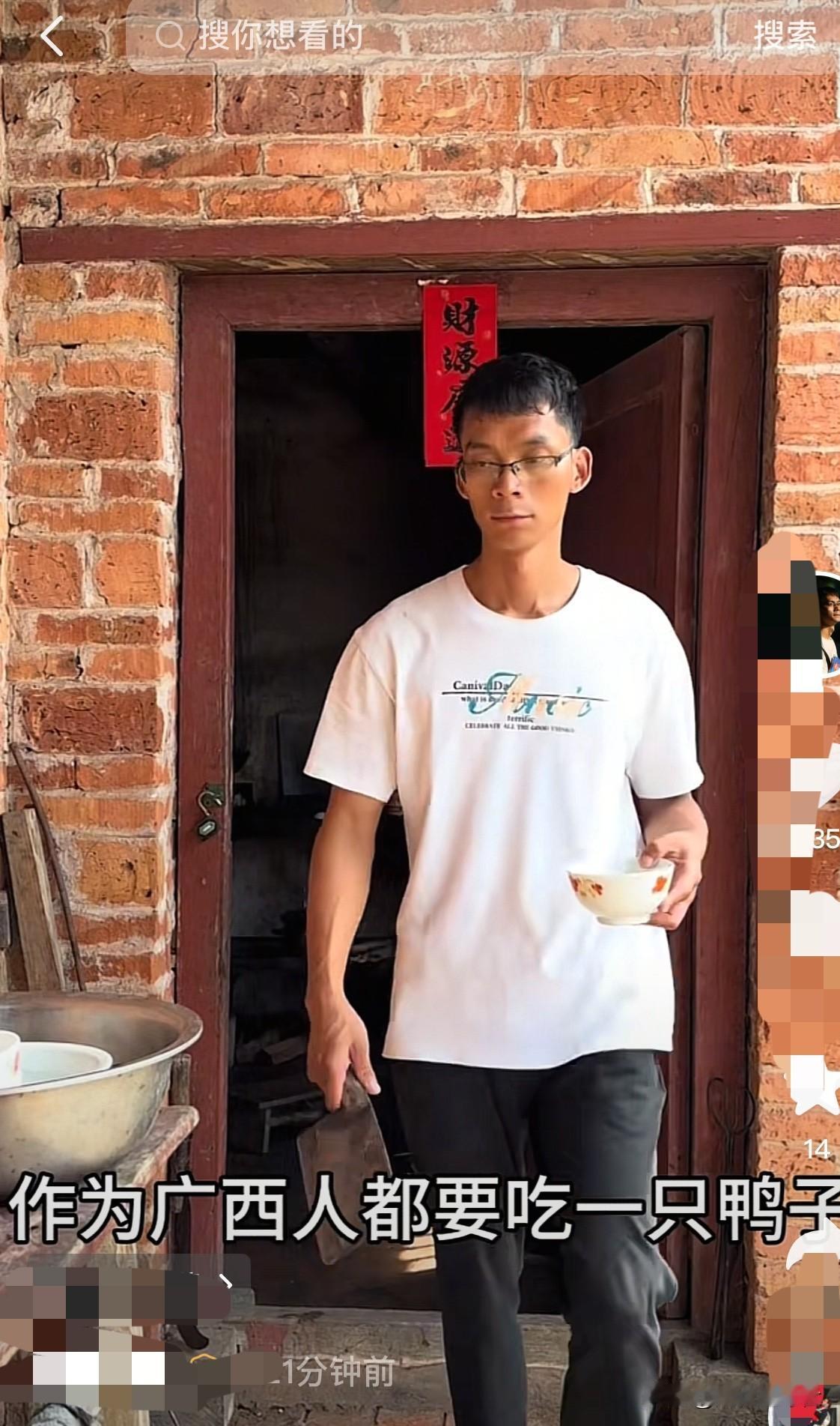 今天中午，唐尚珺更新了视频。视频中，唐尚珺说他为家里添置了一台大冰箱。由于第二天