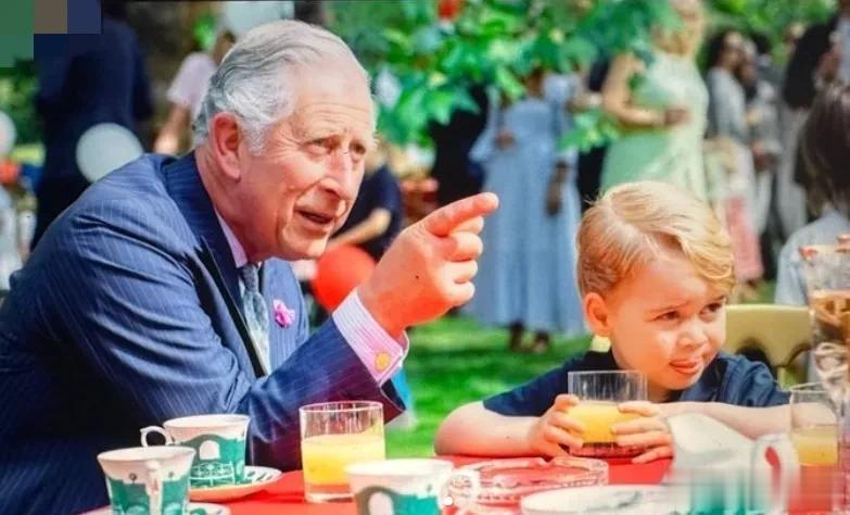 哇！在一个新的关于查尔斯的纪录片里，分享了两张查尔斯和乔治、夏洛特的合照，这两张