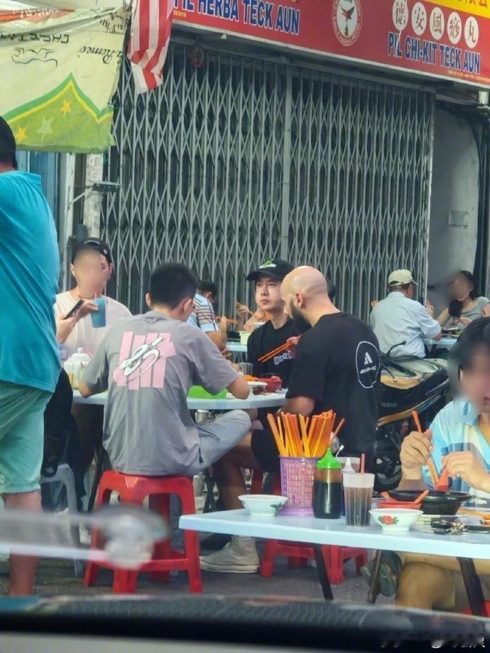 王一博马来西亚聚餐路透王一博聚餐吃的好香 王一博马来西亚聚餐路透氛围感拉满，王一